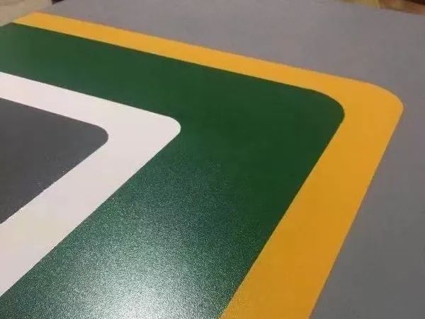 地下停車場(chǎng)無(wú)振動(dòng)防滑坡道施工流程分享，地下車庫(kù)水性防滑坡道